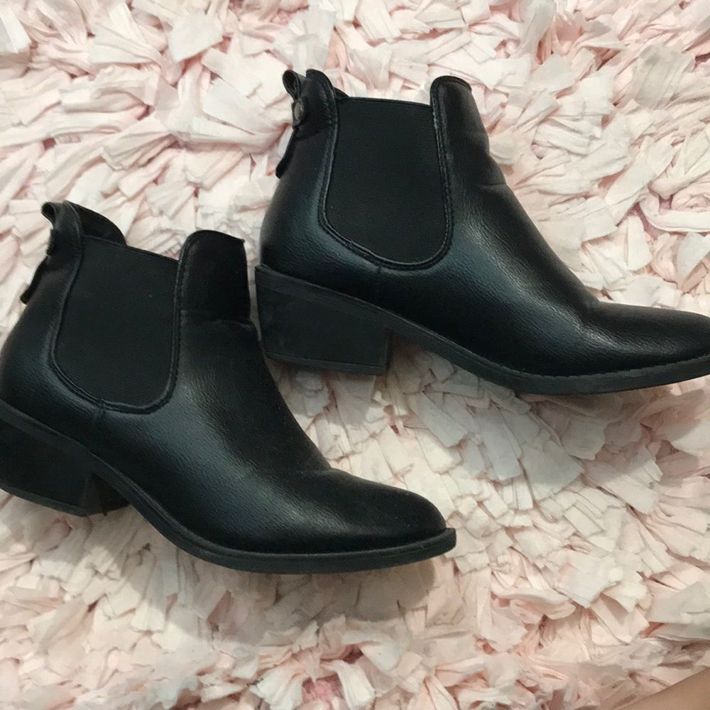 ‎Black faux leather booties